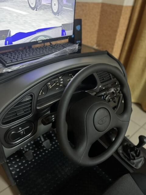 Автотренажер симулятора водіння автомобіля в автошколі Центр