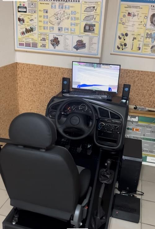 Автотренажер симулятора водіння автомобіля в автошколі Центр